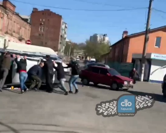 В Харькове "девятка" уложила на бок джип (видео)