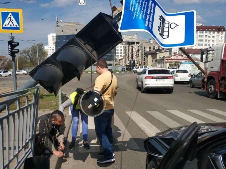 В Харькове посреди дороги упал светофор