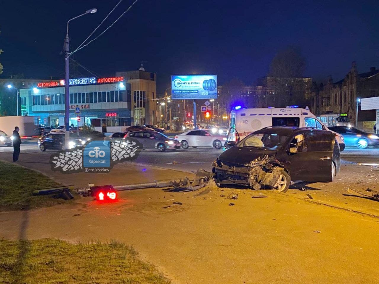 Авария в Харькове: машины всмятку, один из автомобилей снес светофор (фото)