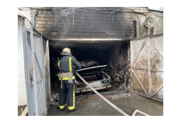 Горели автомобили: в Харькове из-за неосторожной сварки случился пожар в гаражном боксе (фото)