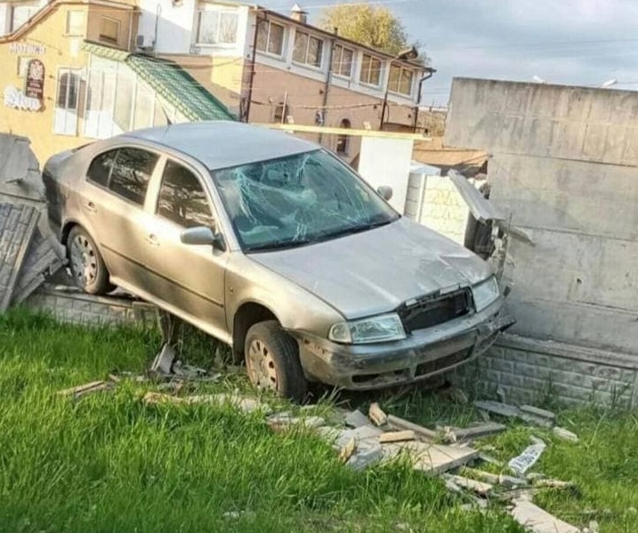 Под Харьковом машина проломила забор (фото, видео)