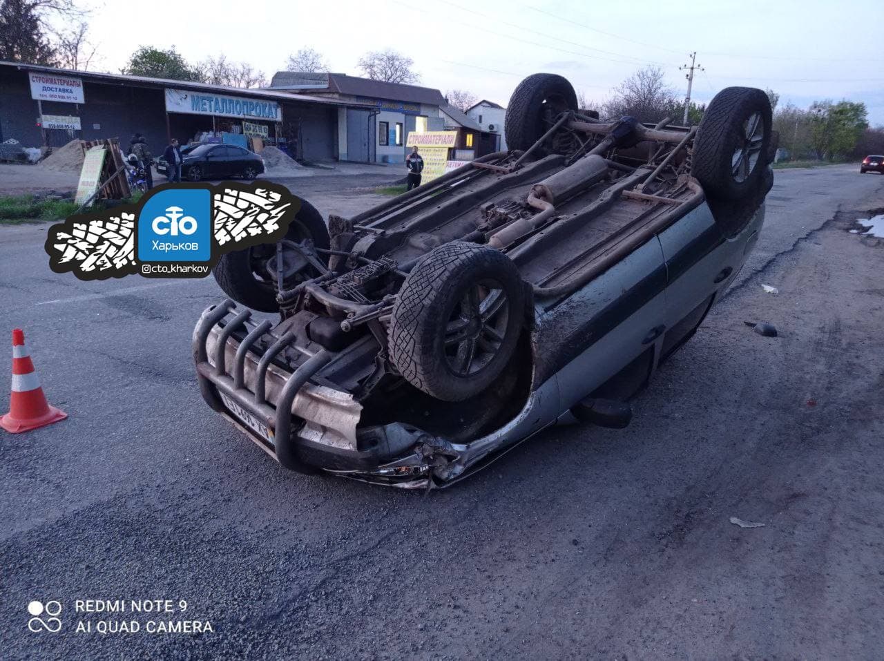 Авария под Харьковом: машина перевернулась на крышу (фото)