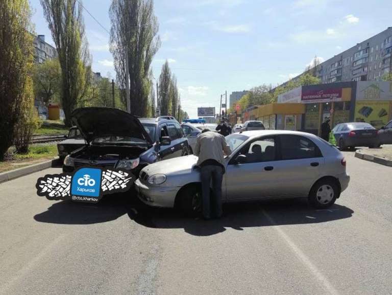 На Салтовке – авария, дорога заблокирована