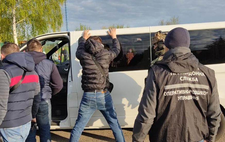 Под Харьковом нелегально переправляли людей через Россию