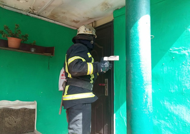 Под Харьковом спасателям пришлось взламывать дверь в квартиру пенсионерки