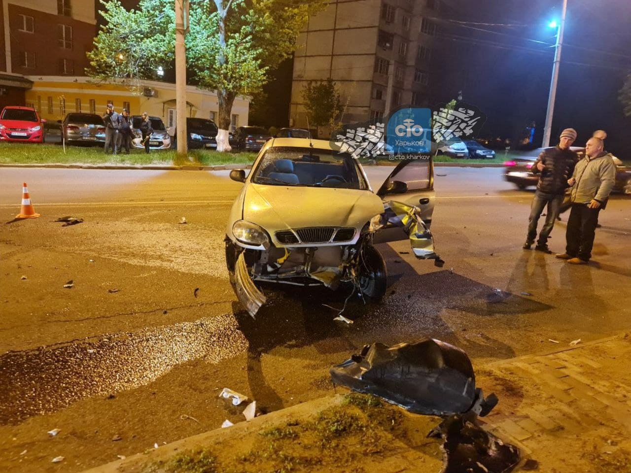 Авария на Салтовке: части машин разбросало по дороге (фото)