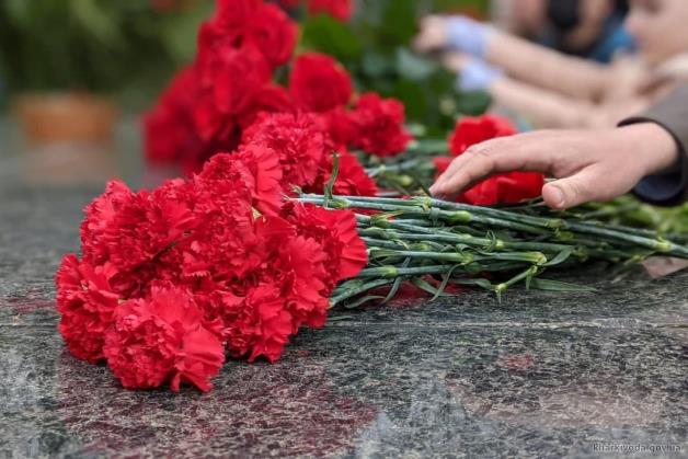 День памяти и примирения в Харькове: горожане возложили цветы на Мемориале Славы (фото)