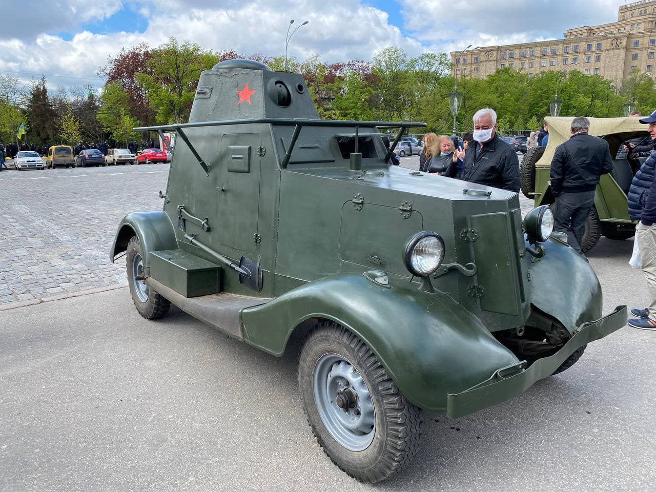 В центре Харькова – выставка военной техники (фото)