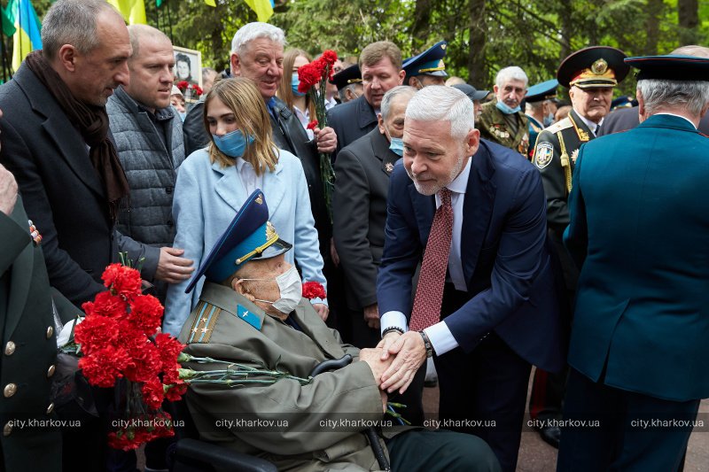 Игорь Терехов вместе с харьковчанами возложил цветы к Мемориалу Славы