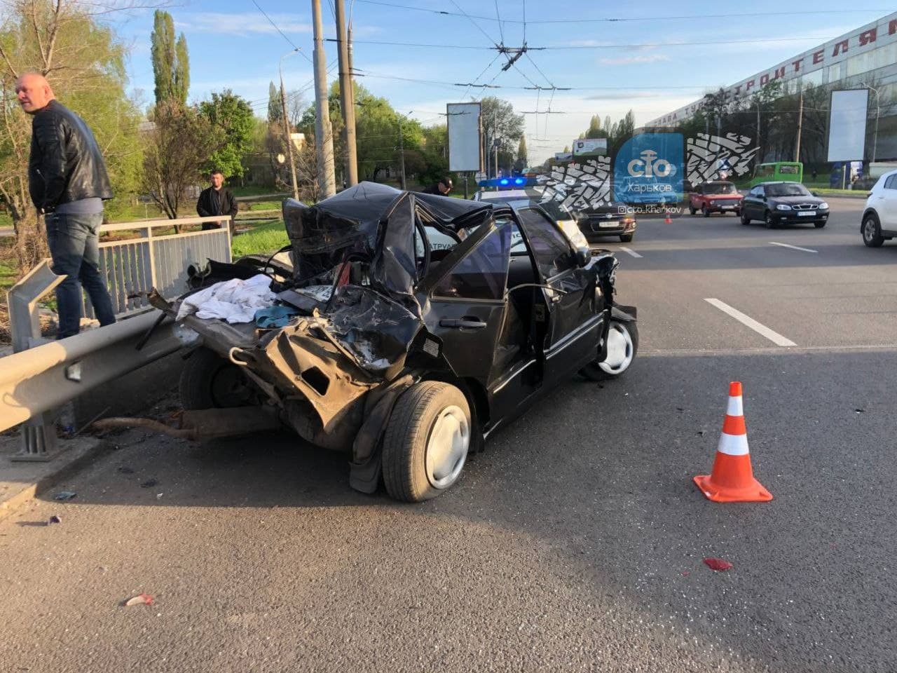 В Харькове фура смяла легковушку: машина всмятку, снесен забор, есть пострадавшие (фото)