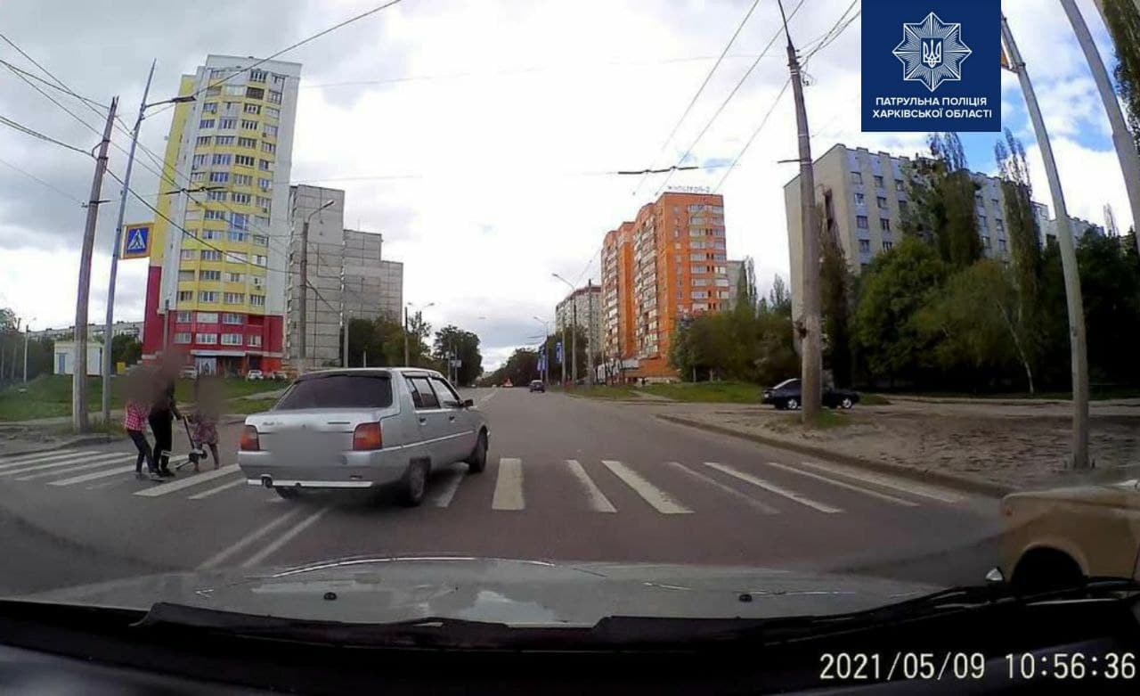 В Харькове машина вылетела на встречку и чуть не сбила детей на переходе (видео)