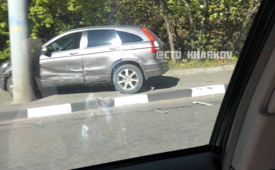 В Харькове машина вылетела на тротуар, есть пострадавшие