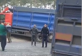 Под Харьковом фура перекрыла трассу (видео)