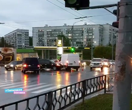На Салтовке – тройное ДТП, машины заблокировали дорогу (видео)