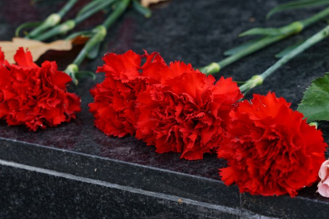 Под Харьковом захоронили останки десятков воинов
