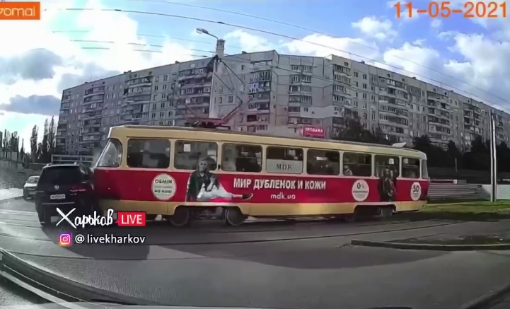 В Харькове трамвай протаранил джип (видео)
