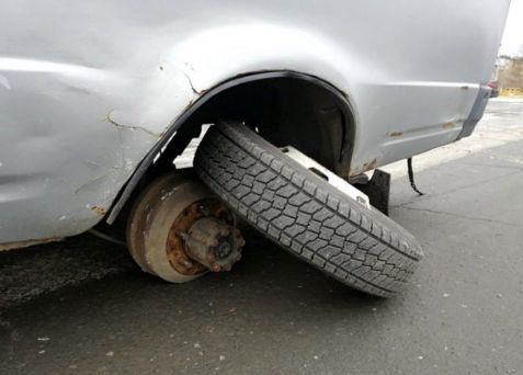 В Харькове у машины на ходу отпали колеса (видео)