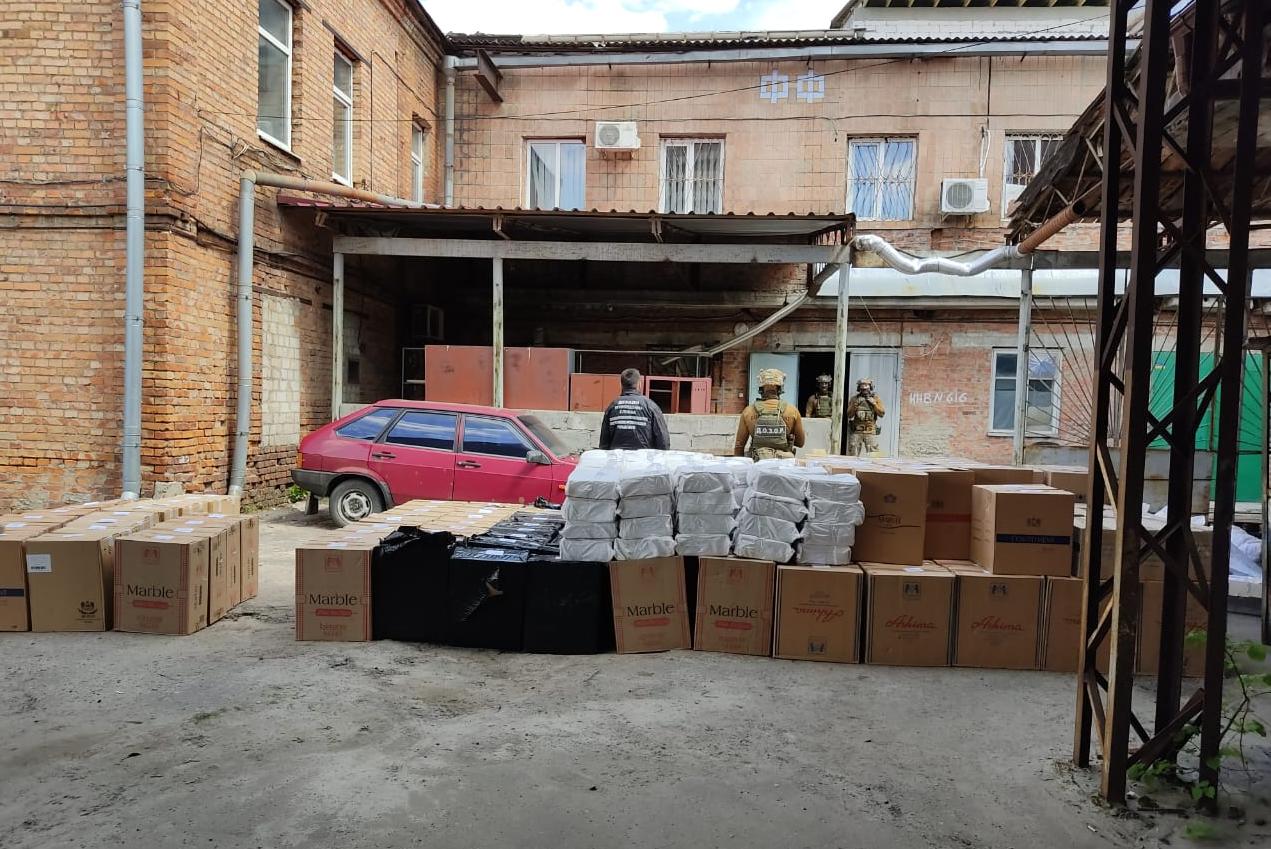В Харькове нашли склад табака на миллионы гривен