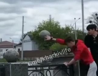 В Харькове парень кинул в реку гранитный шар с набережной (видео)