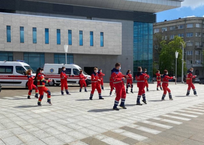 В центре Харькова медики устроили танцы (видео)