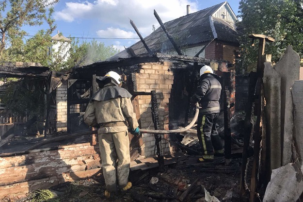 Под Харьковом – масштабный пожар, сгорели жилые дома (фото)