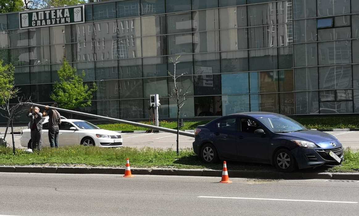 На Клочковской Mazda сбила столб
