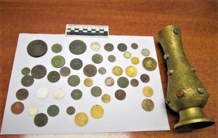 Под Харьковом нашли старинные монеты и икону (фото)