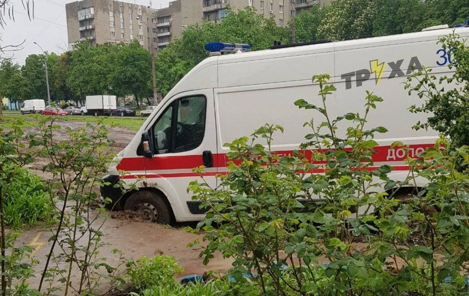 В Харькове машина скорой застряла в грязи (фото)