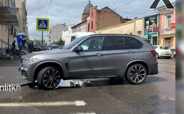 В Харькове водитель припарковал машину поперек проезжей части
