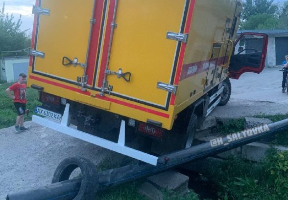 В Харькове грузовик провалился в яму