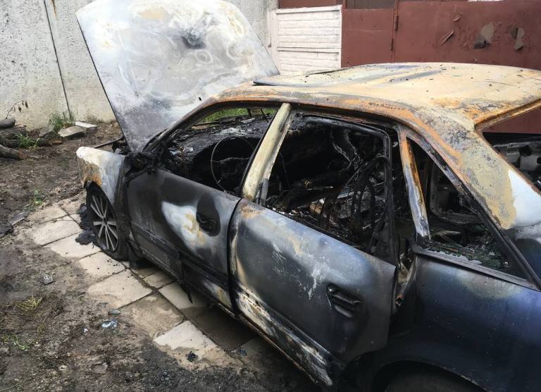 В Харькове возле частного дома сгорела машина