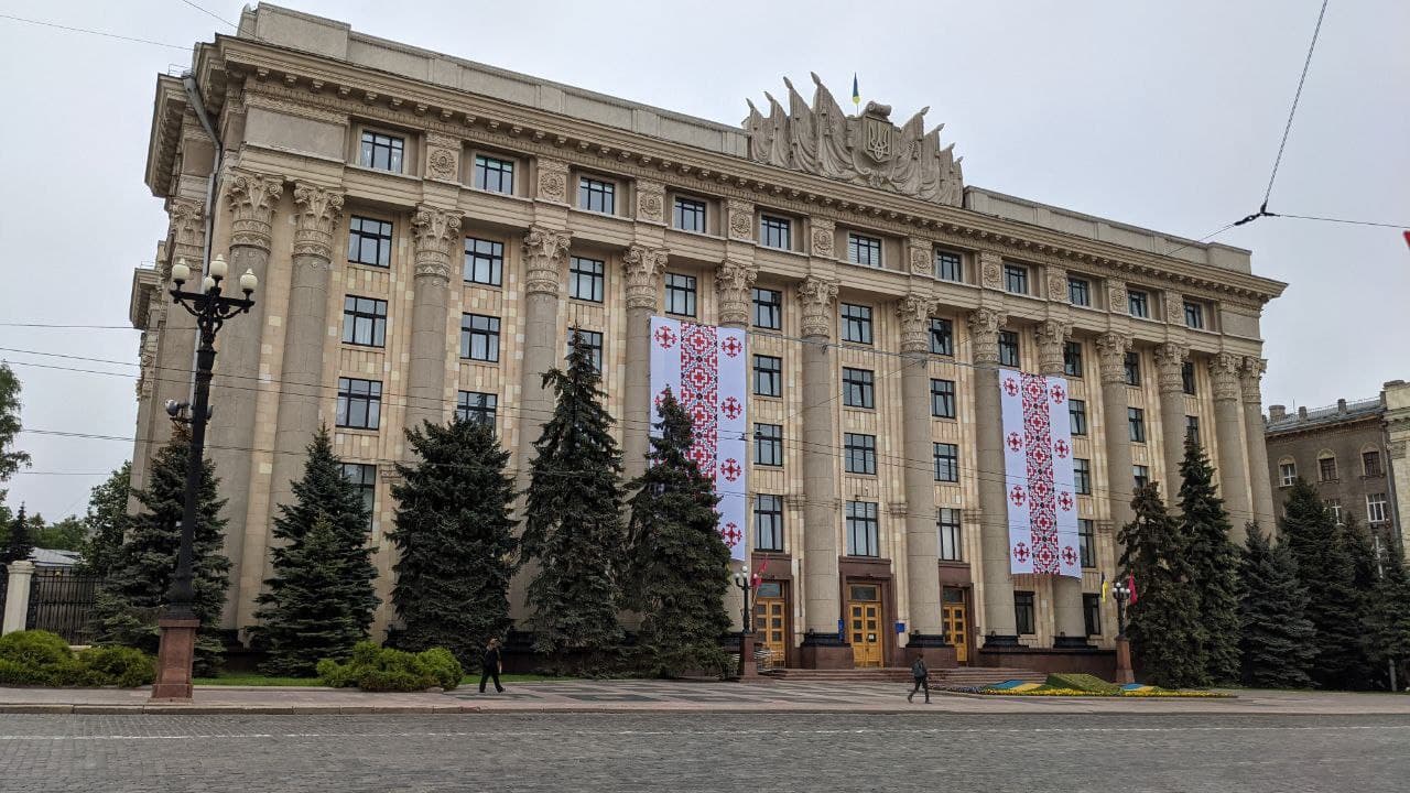 На фасаде здания Харьковской облгосадминистрации появились вышиванки (фото)