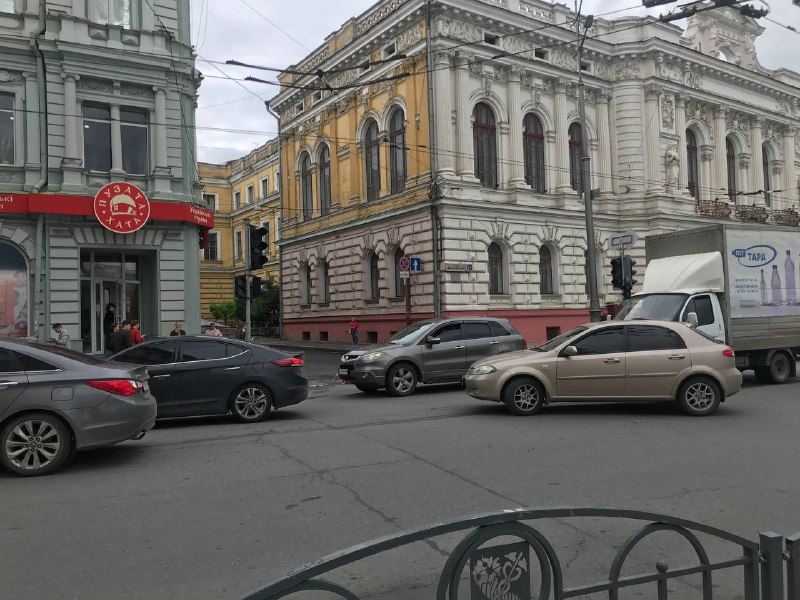 В центре не работает светофор, движение затруднено. Также обесточены некоторые дома