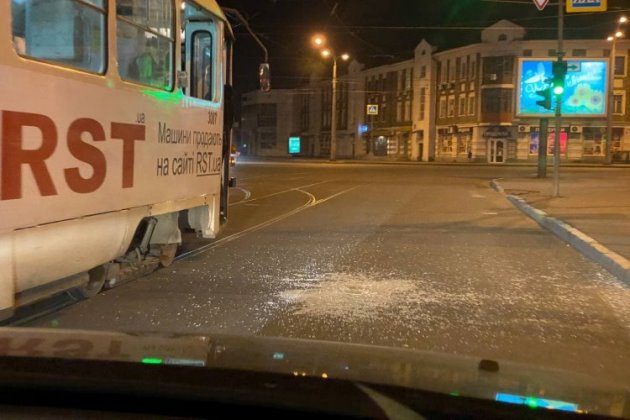 Выбили окна и бросались на водителя: в харьковском трамвае - пьяный погром