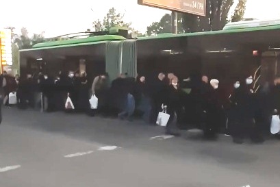 На Новых домах пассажиры толкали троллейбус (видео)