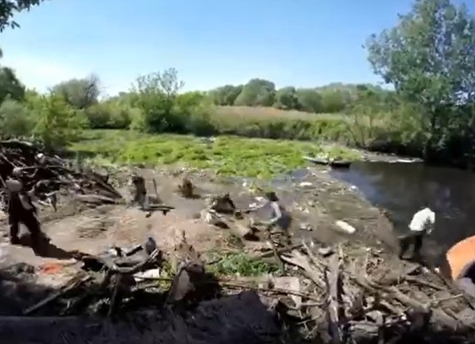 Тонны пластика, стекла и бревен: что выловили из реки в Бабаях Харьковской области