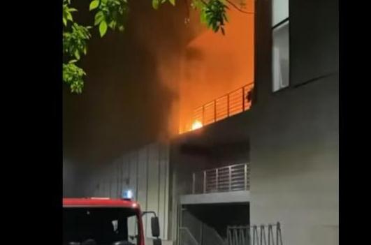 В Харькове горит открытый несколько дней назад ТРЦ "Никольский" (фото, видео)
