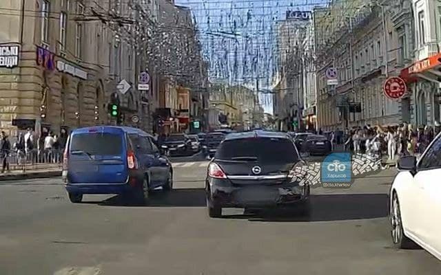 В Харькове поймали водителя, который на перекрестке Зайцевой-Дронова поехал по встречке (видео)