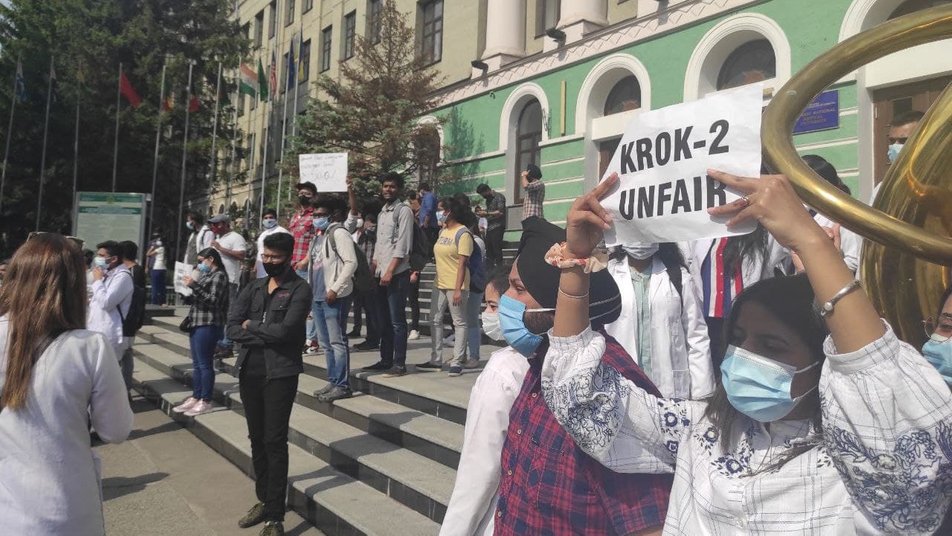 Под харьковским вузом - акция протеста