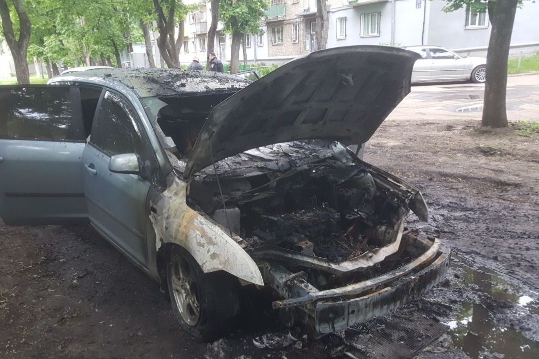 На Новых домах сгорел припаркованный во дворе Ford (видео)