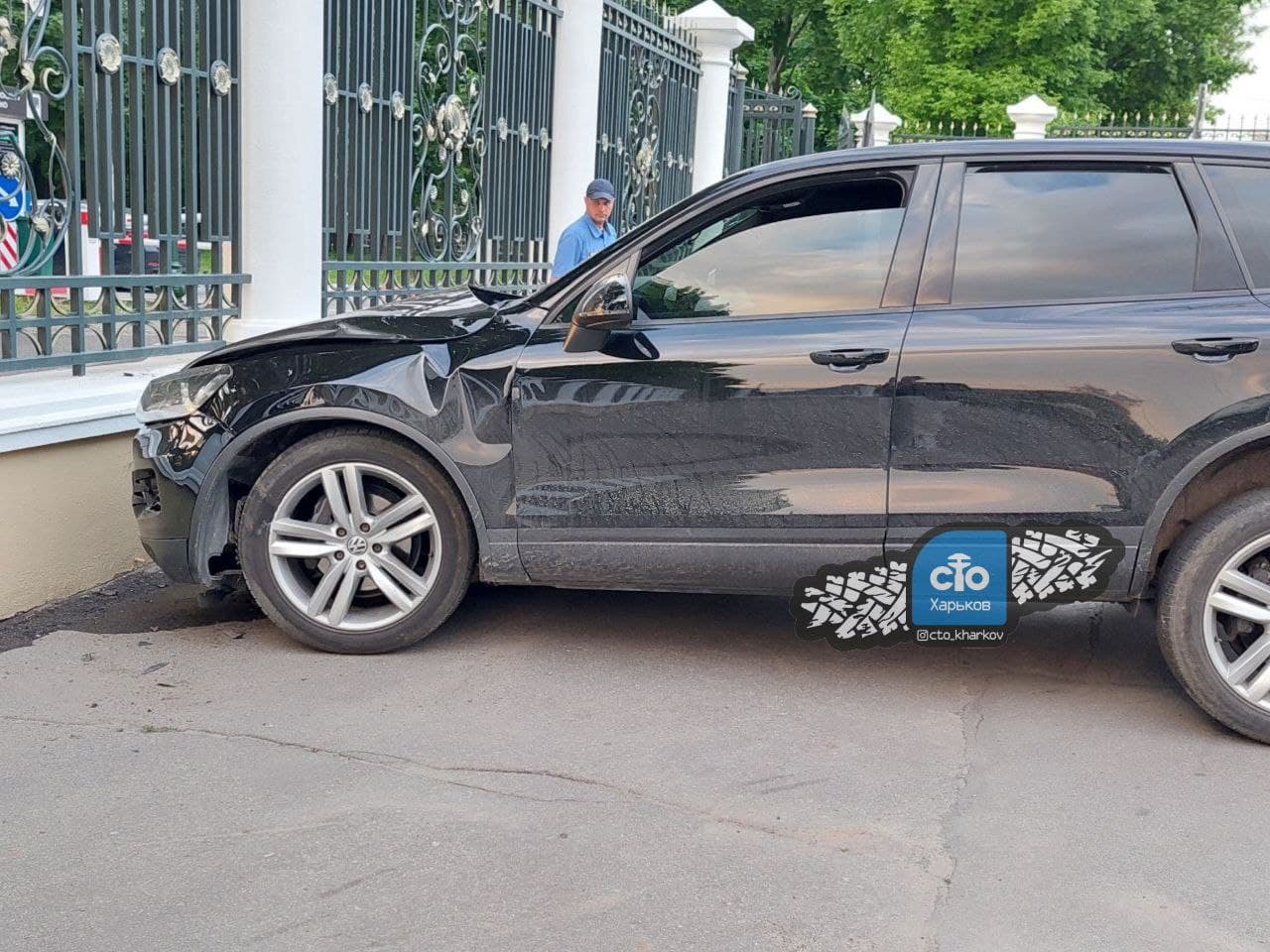 Авария возле парка Горького: Volkswagen врезался в забор (фото, видео)