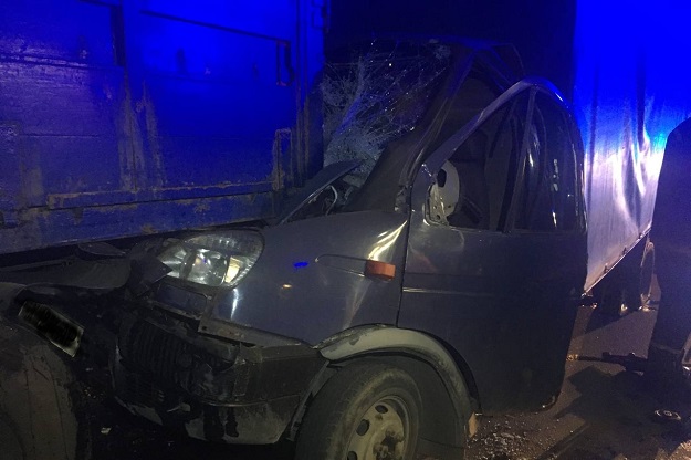 В Харькове "ГАЗель" врезалась в грузовик, водителя пришлось вырезать из машины