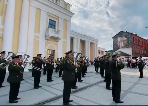 В Харькове посреди улицы выступил военный оркестр