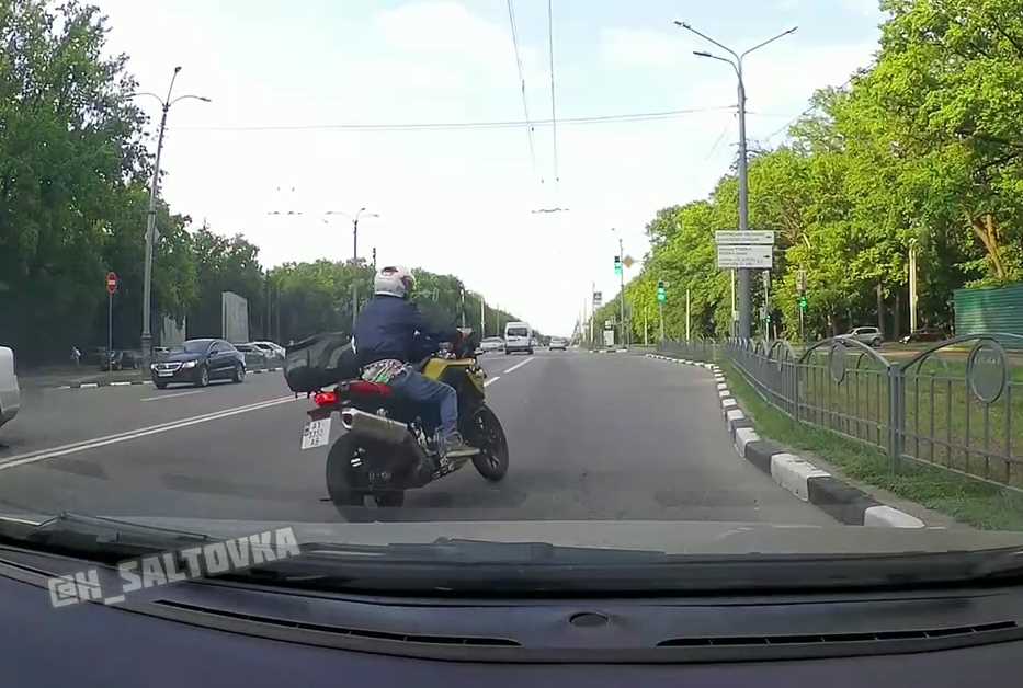 В Харькове мотоциклист повредил зеркало заднего вида и сбежал с места ДТП (видео)