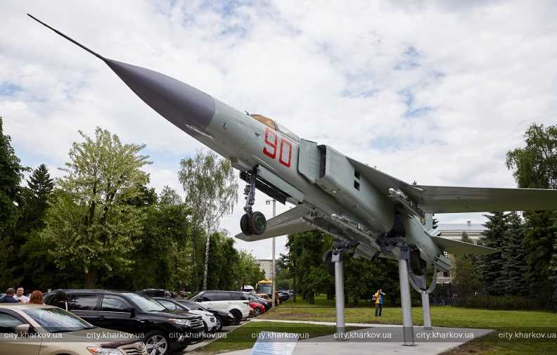 В ХАИ открыли памятник истребителю