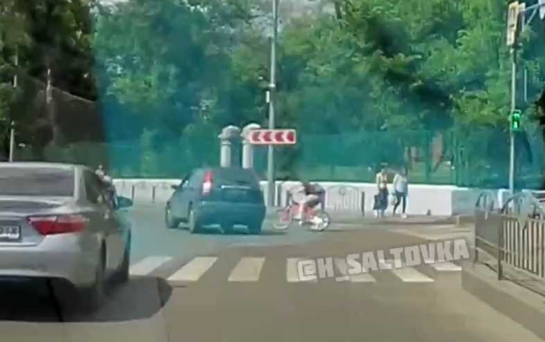 На Клочковской велосипедистка врезалась в автомобиль (видео)