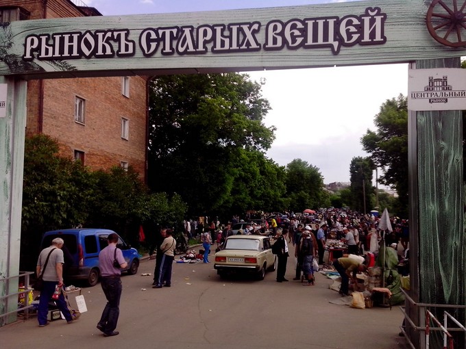 Грязь, мат и пьянство: харьковчане просят разогнать барахолку возле Центрального рынка