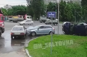 На Ландау столкнулись машины, одна из них перевернулась (видео)