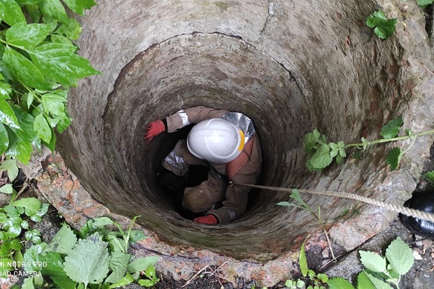 Под Харьковом мужчина упал в заброшенный 8-метровый колодец (фото)