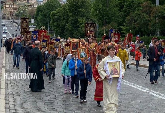 В Харьков - крестный ход. Сотни человек идут по улицам, центр перекрыт